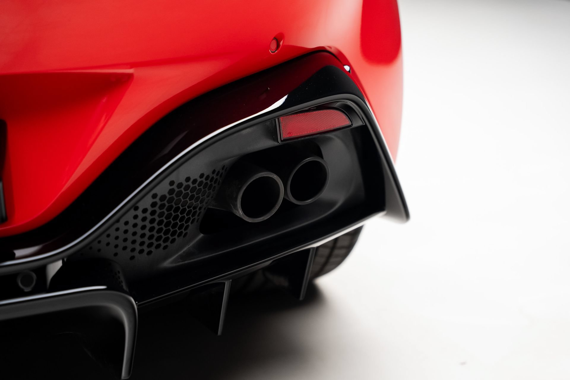 Used 2023 Aston Martin V8 Vantage Coupe RWD image 31