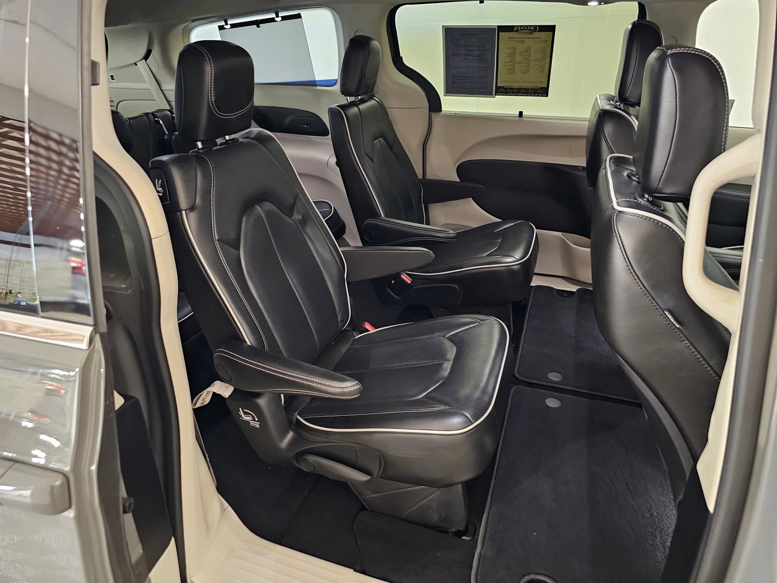 Used 2022 Chrysler Pacifica Limited AWD/4WD image 25