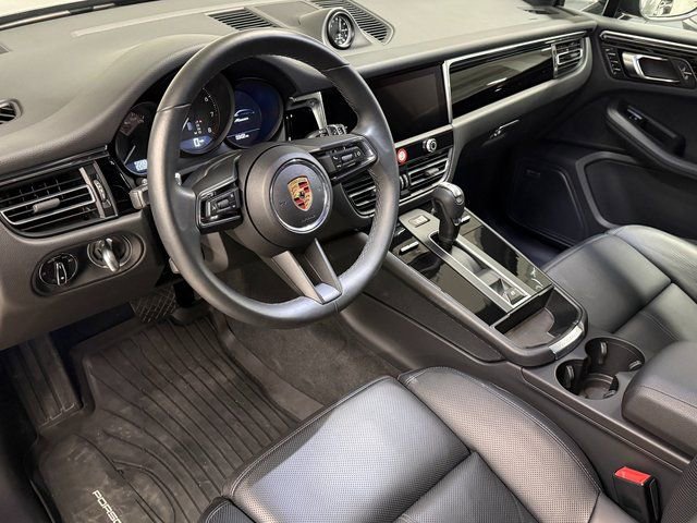 Certified 2025 Porsche Macan AWD/4WD image 4