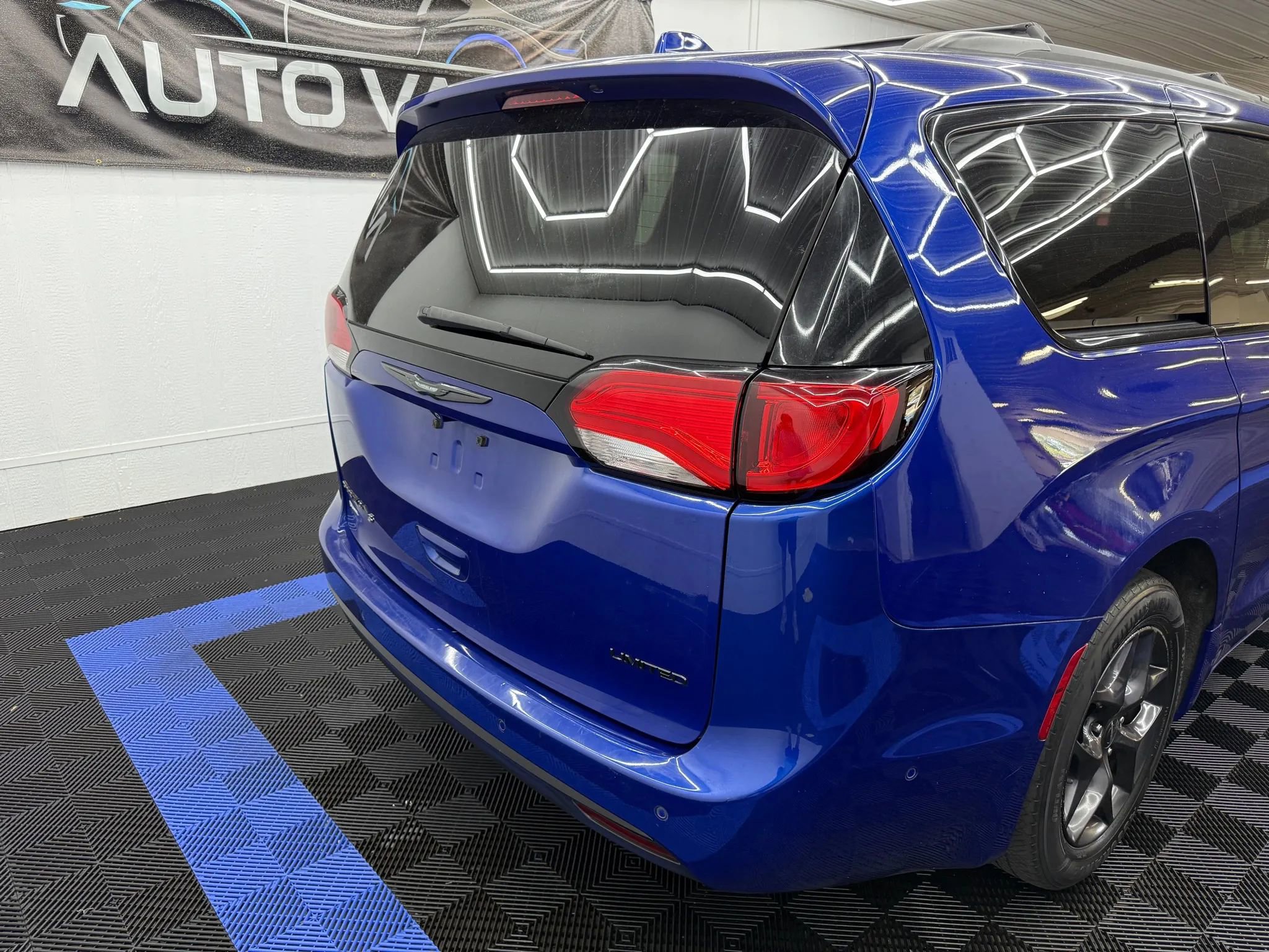 Used 2018 Chrysler Pacifica Limited w/ Advanced Safetytec Group image 3