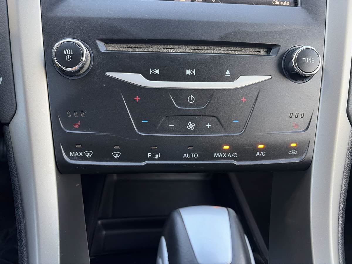 Used 2015 Ford Fusion SE w/ Equipment Group 502A FWD image 39
