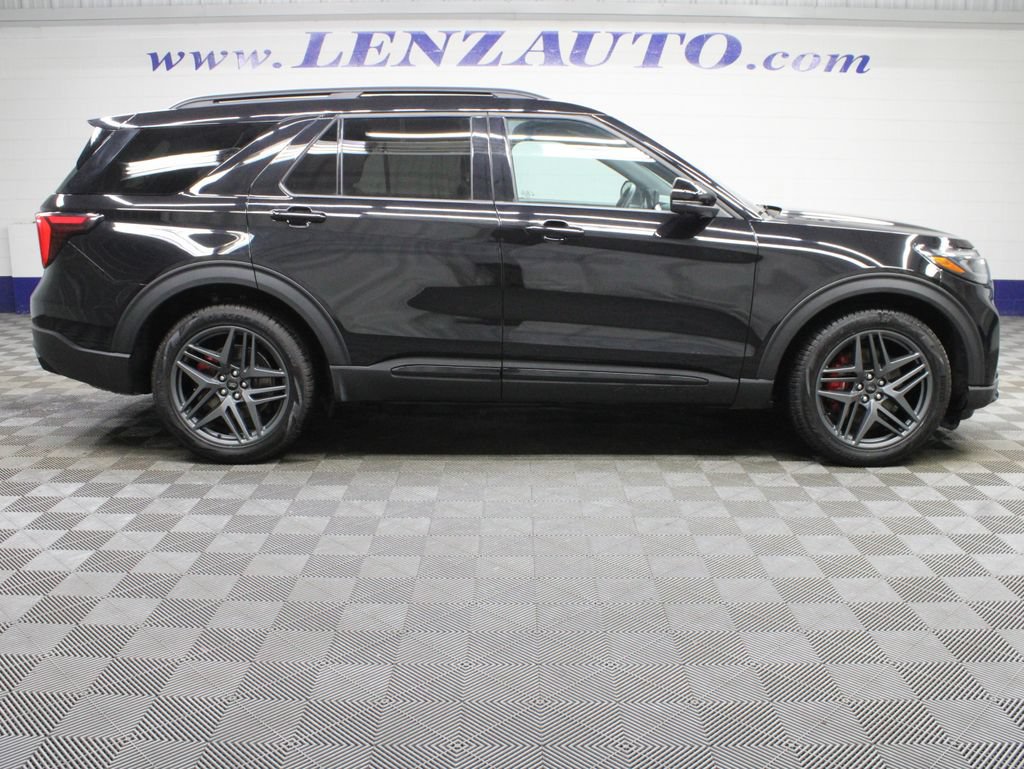 Used 2025 Ford Explorer ST AWD/4WD image 2
