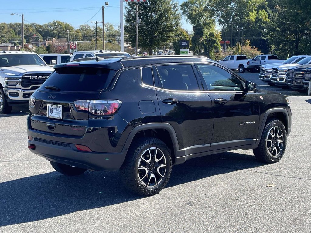 Used 2025 Jeep Compass Trailhawk AWD/4WD image 9