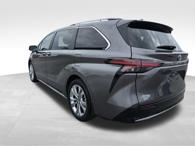 Used 2023 Toyota Sienna Platinum FWD image 4