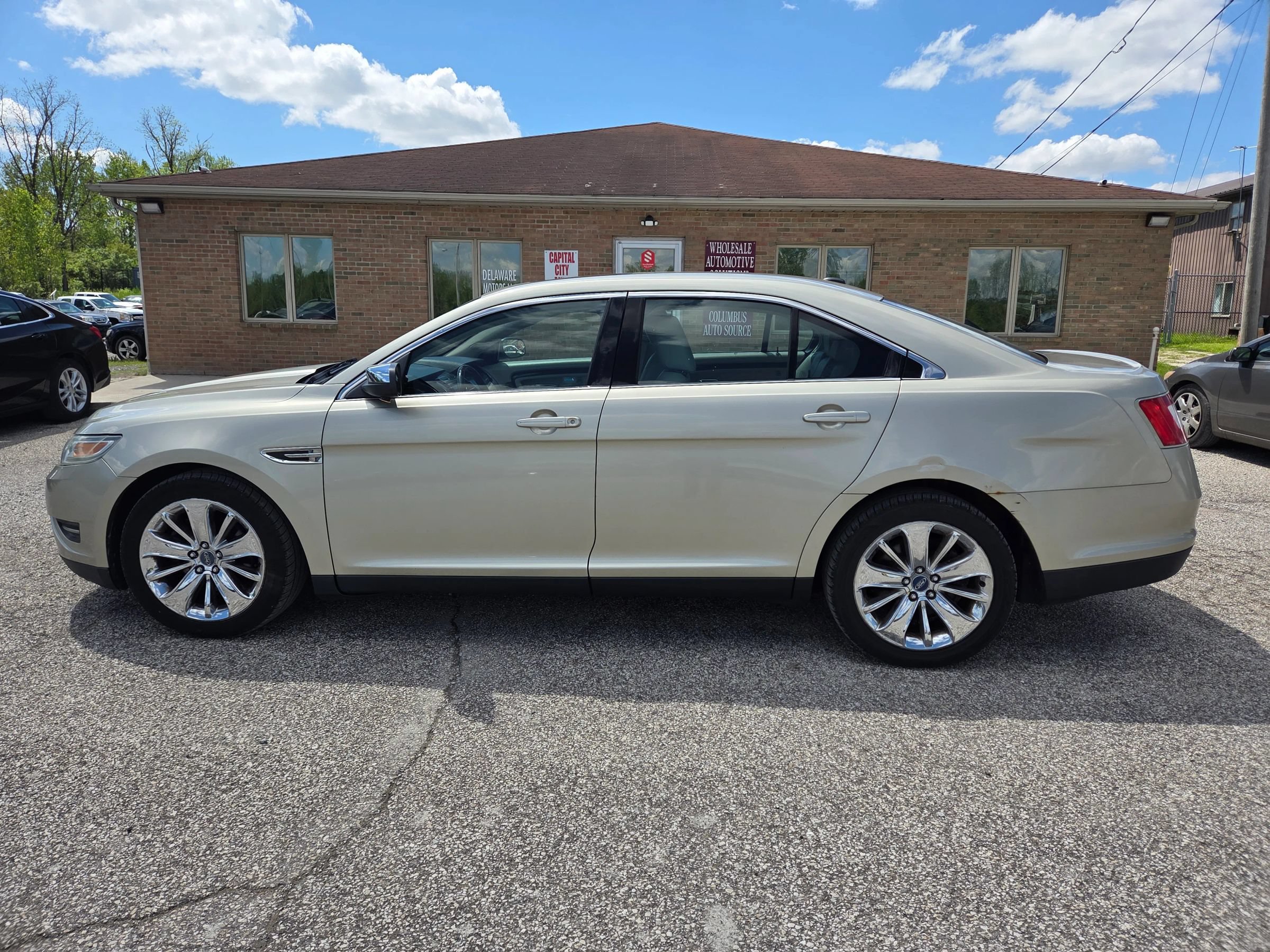 Used 2010 Ford Taurus Limited AWD/4WD image 1