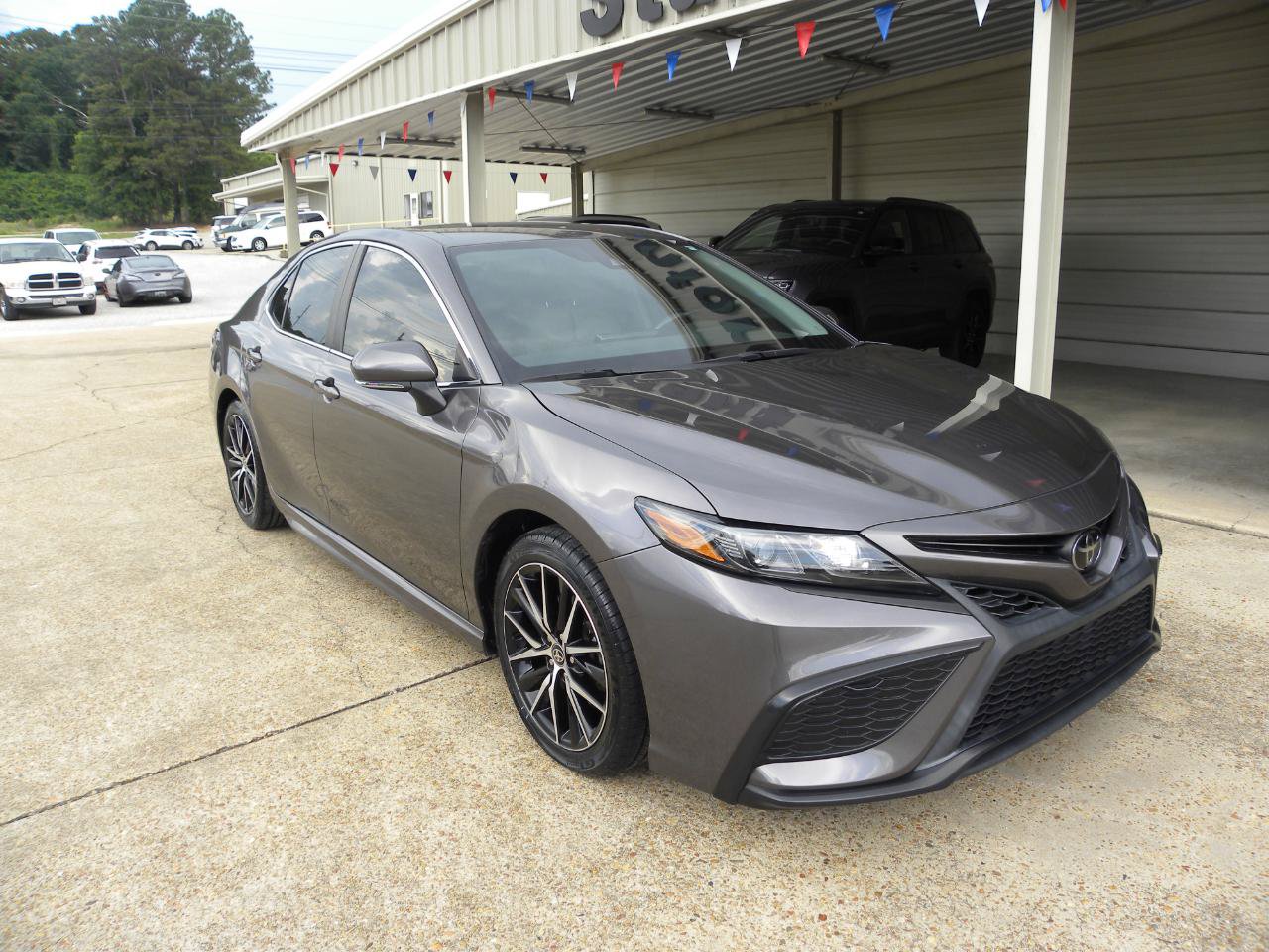 Used 2023 Toyota Camry SE AWD/4WD image 4