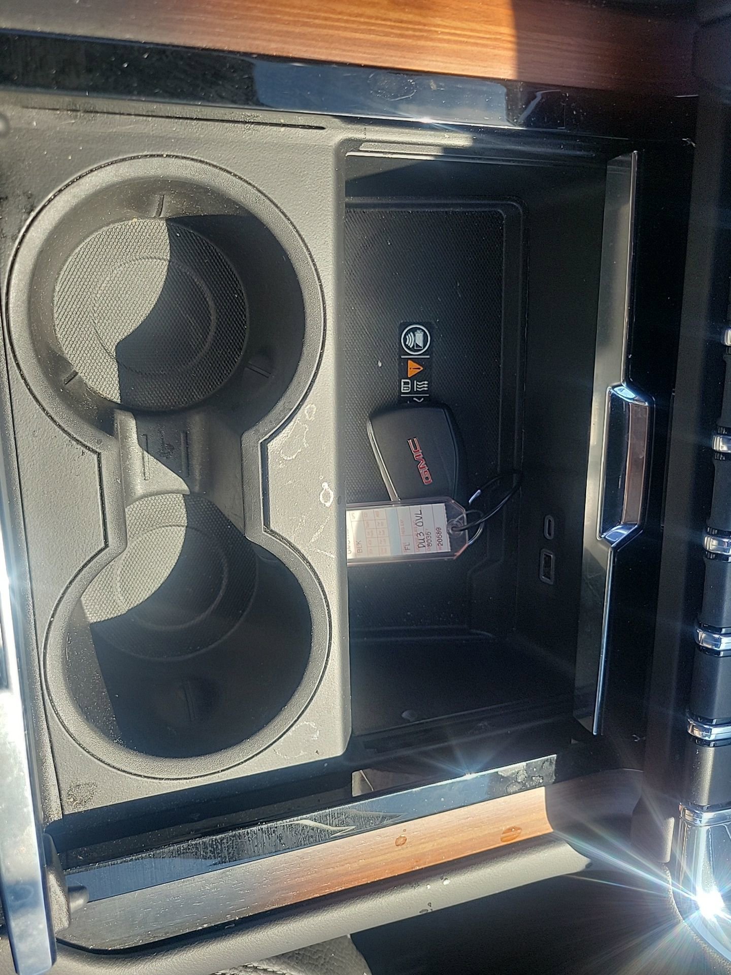 Used 2025 GMC Yukon XL Denali image 34