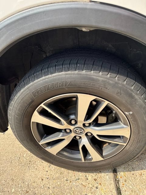 Used 2018 Toyota RAV4 XLE w/ Plus Extra Value Package FWD image 17