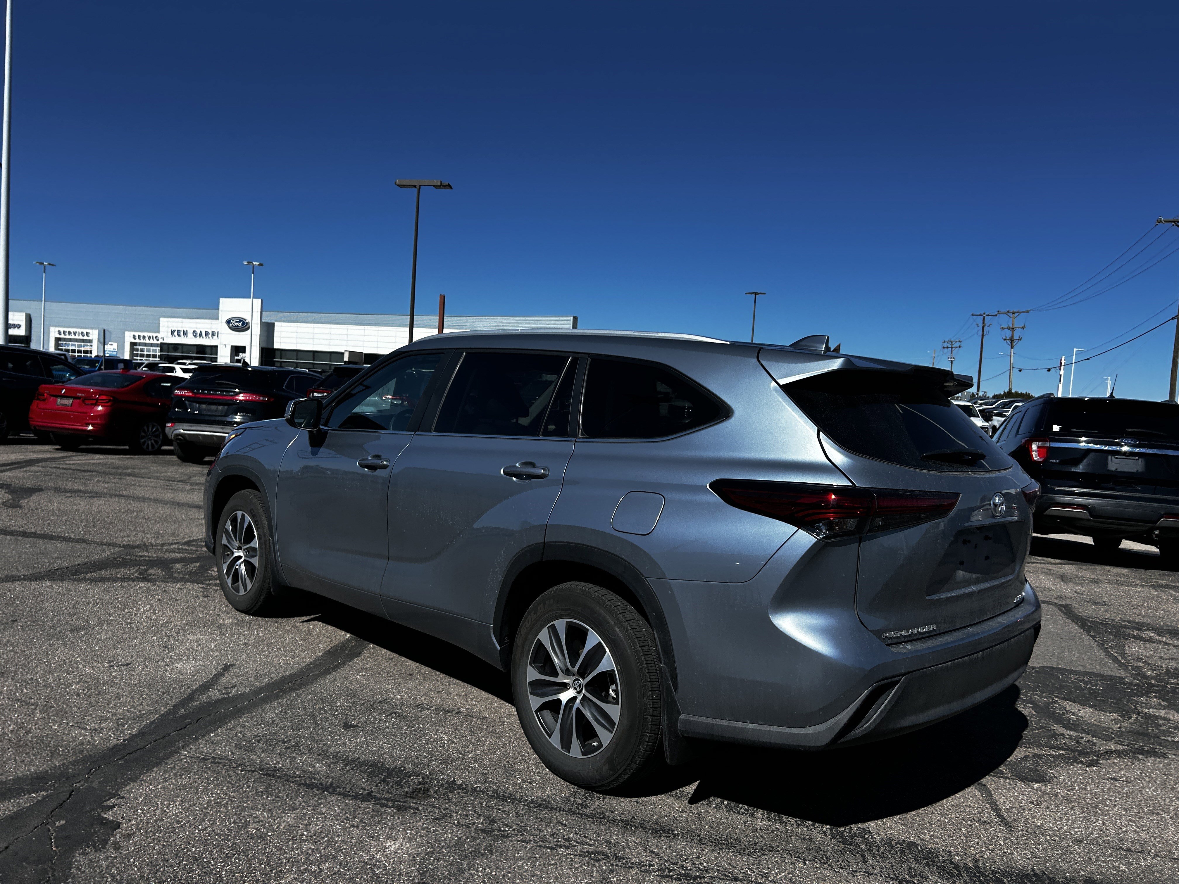 Used 2023 Toyota Highlander XLE AWD/4WD image 3