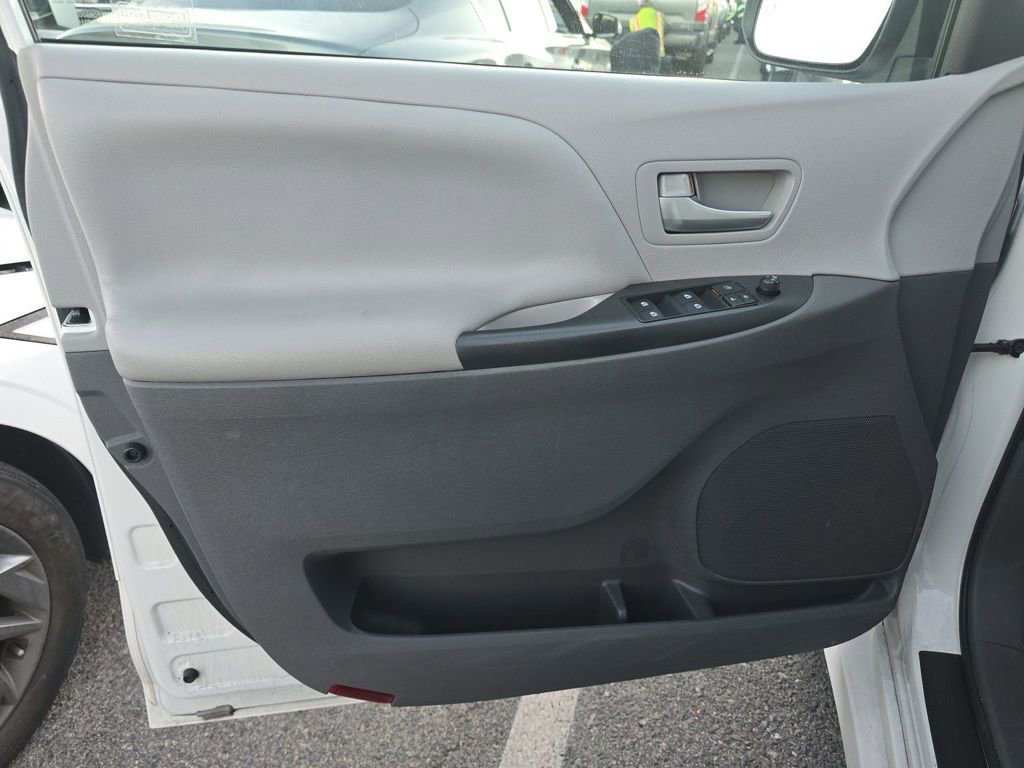 Used 2019 Toyota Sienna LE image 8