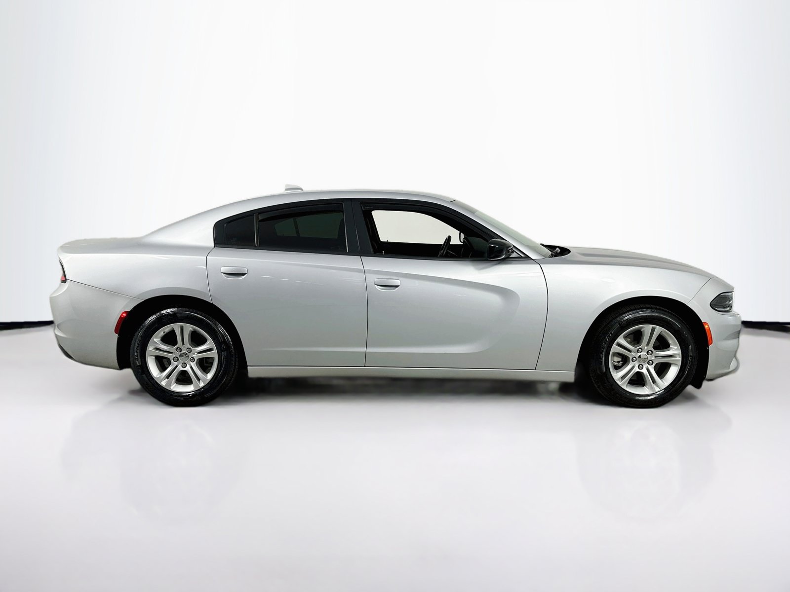 Used 2023 Dodge Charger SXT RWD image 4