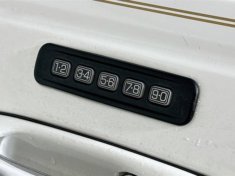 Used 2004 Lincoln Town Car Signature RWD image 28