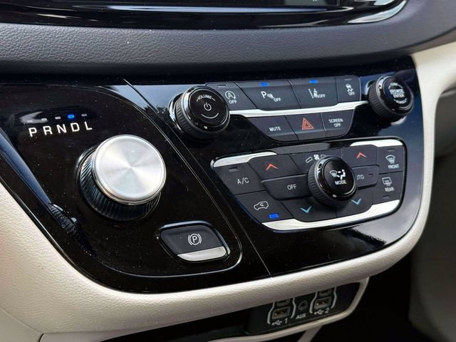 Used 2023 Chrysler Pacifica Touring-L FWD image 44