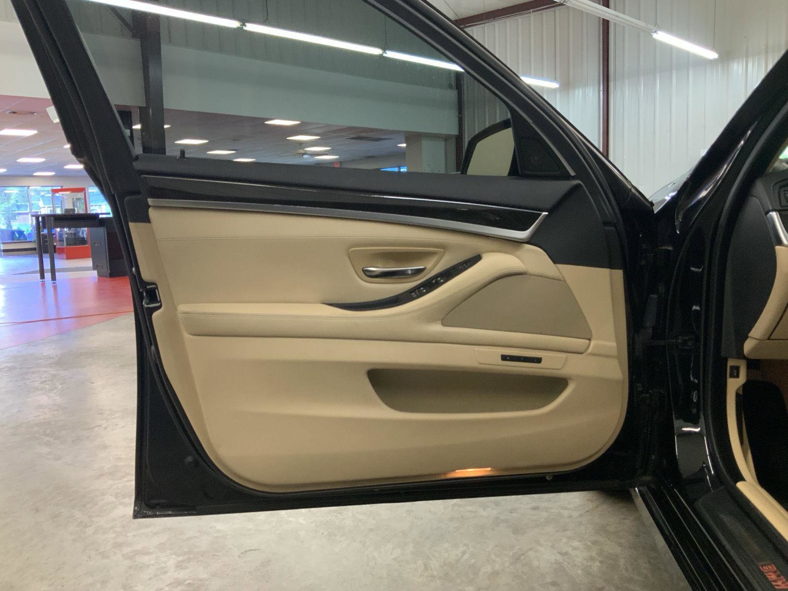 Used 2011 BMW 550i xDrive Sedan AWD/4WD image 14