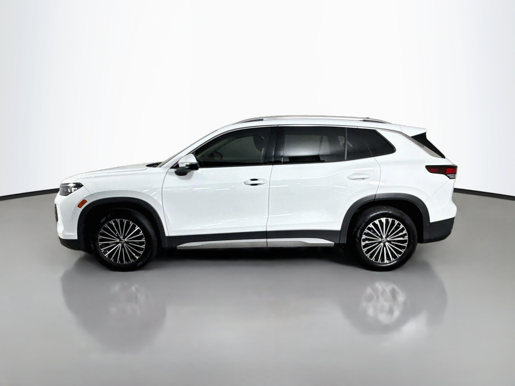 Used 2025 Volkswagen Tiguan S FWD image 6