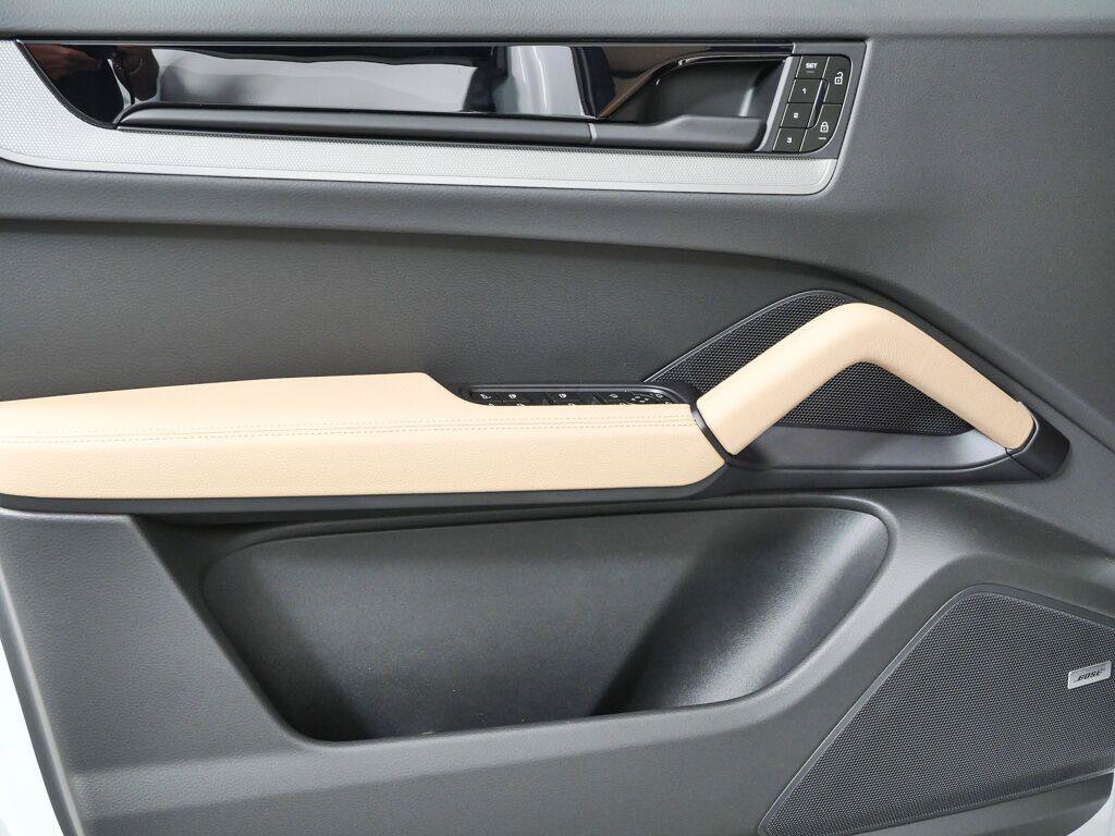 New 2026 Porsche Cayenne Coupe AWD/4WD image 6