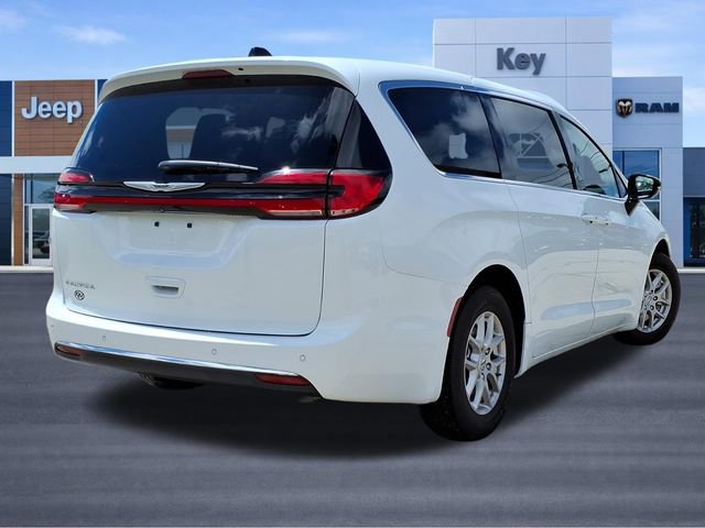 Used 2024 Chrysler Pacifica Touring-L FWD image 5