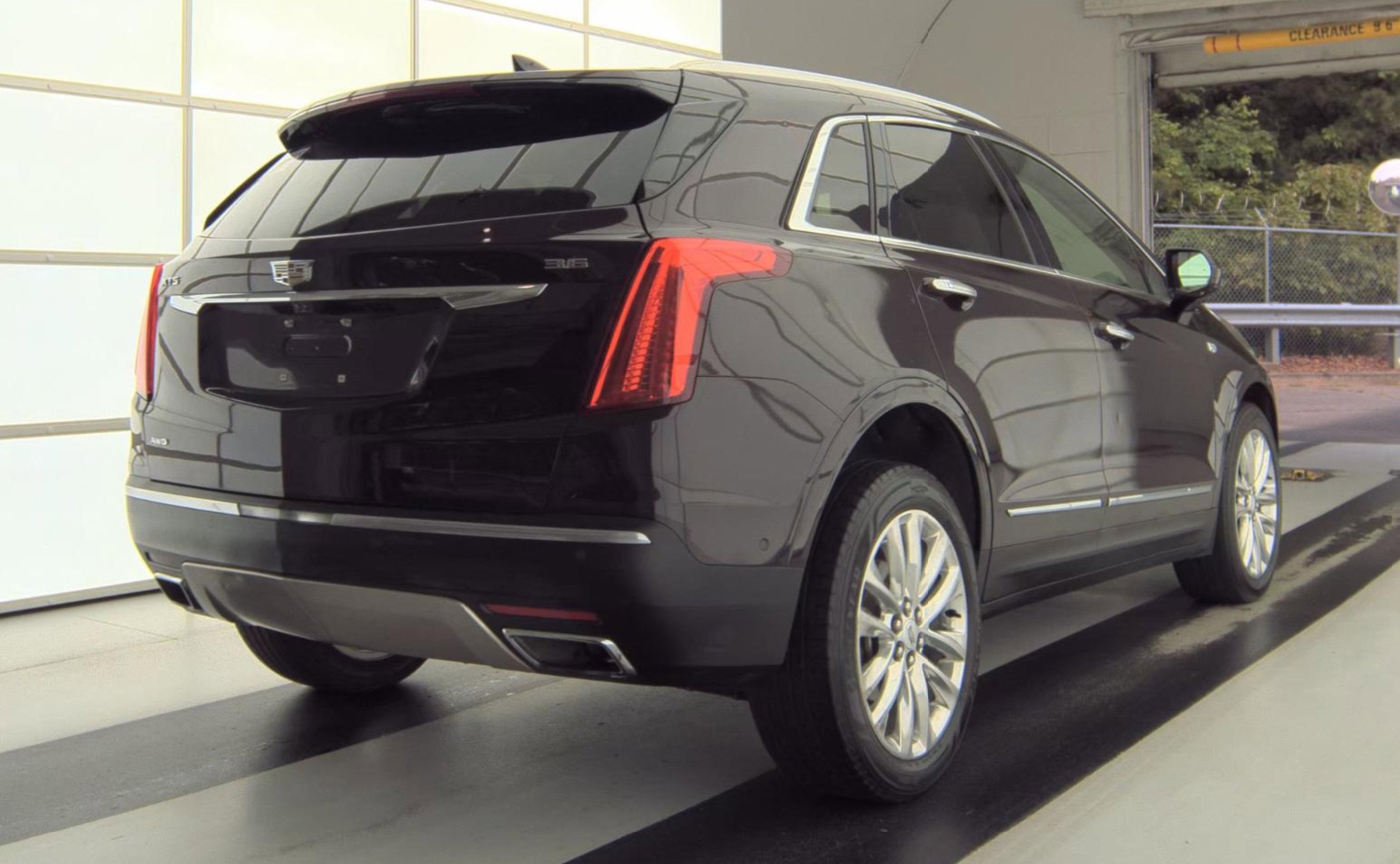 Used 2017 Cadillac XT5 Platinum w/ Driver Assist Package AWD/4WD image 4