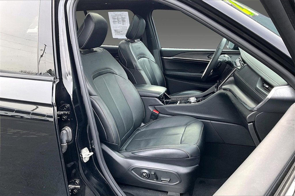 Used 2023 Jeep Grand Cherokee Overland w/ MOPAR Finishing Package image 4