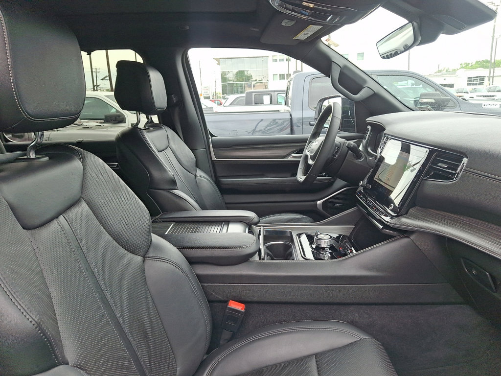 Used 2023 Jeep Wagoneer Series II w/ Convenience Group I AWD/4WD image 11