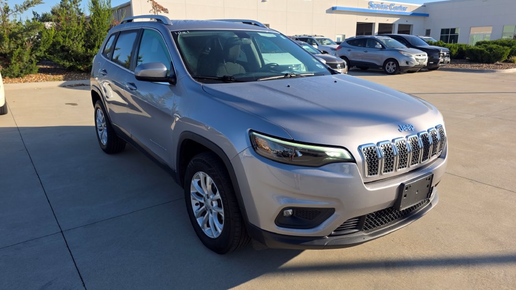 Used 2019 Jeep Cherokee Latitude w/ Cold Weather Group AWD/4WD image 7