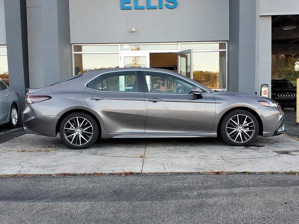Used 2024 Toyota Camry SE image 2