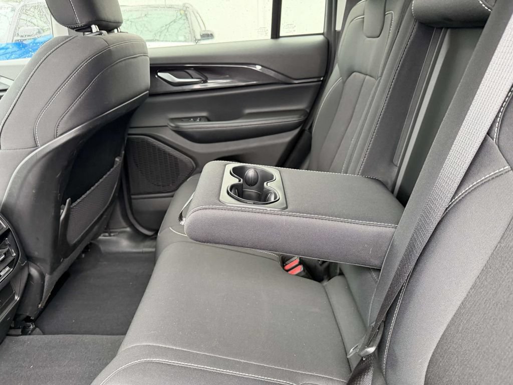 Used 2023 Jeep Grand Cherokee Laredo AWD/4WD image 19