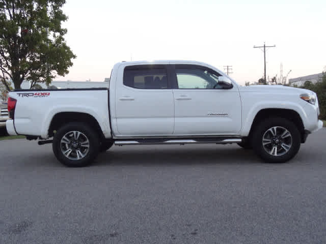 Used 2018 Toyota Tacoma TRD Sport AWD/4WD image 4