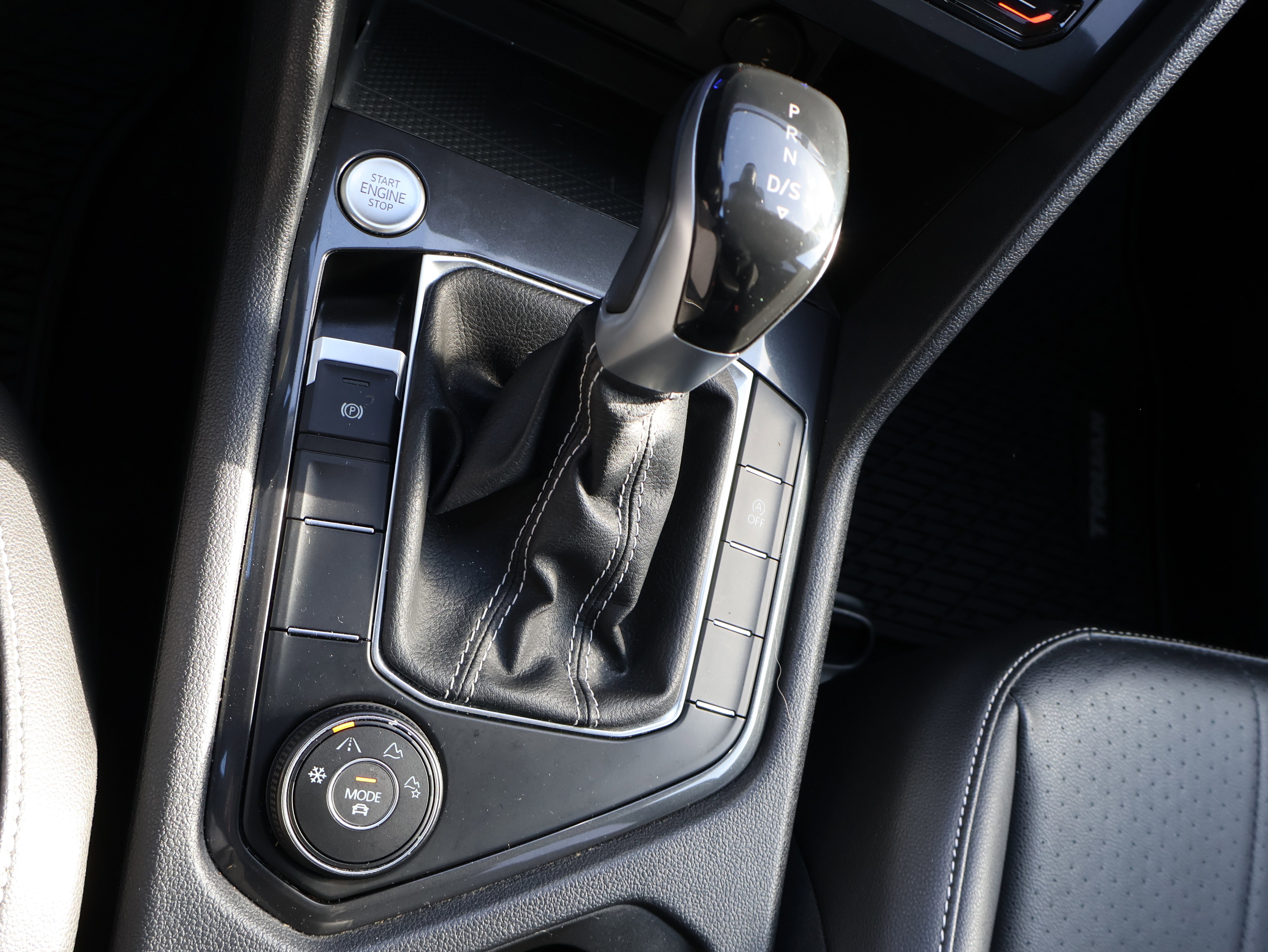 Used 2022 Volkswagen Tiguan SE w/ Panoramic Sunroof Package image 31