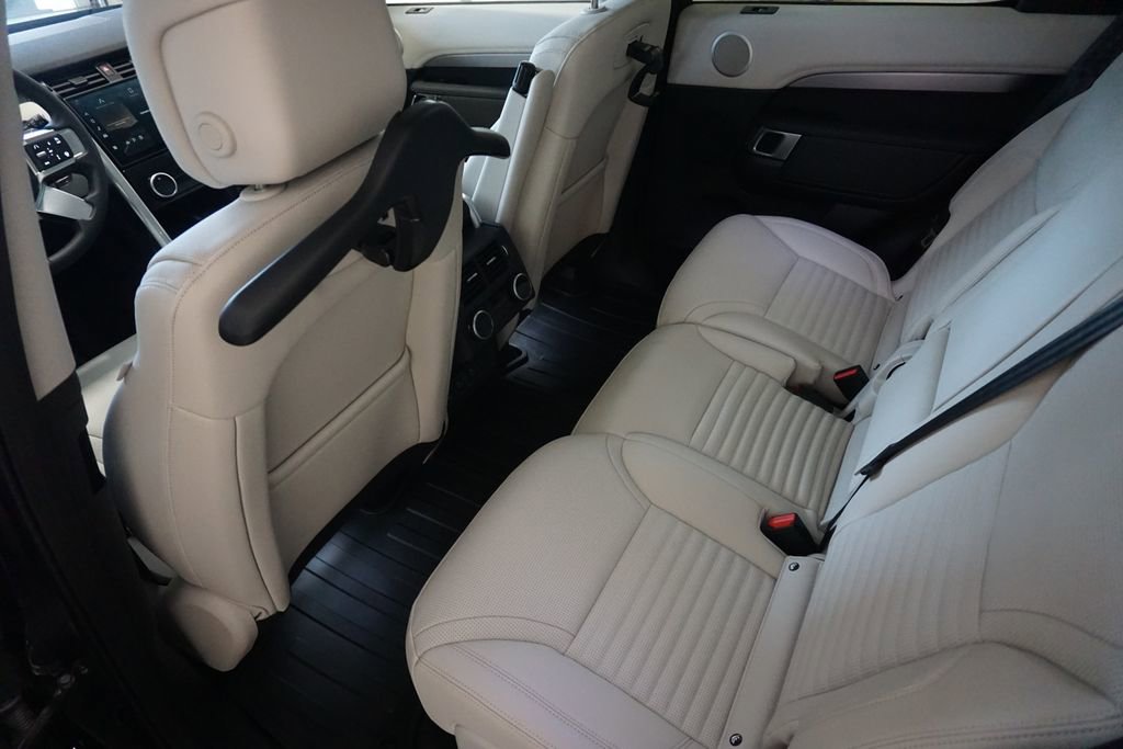 New 2025 Land Rover Discovery Dynamic SE image 29