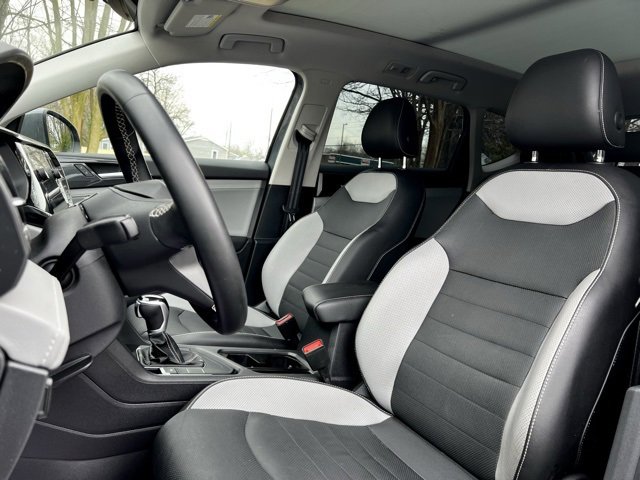 Used 2022 Volkswagen Taos SEL w/ Panoramic Sunroof Package image 12