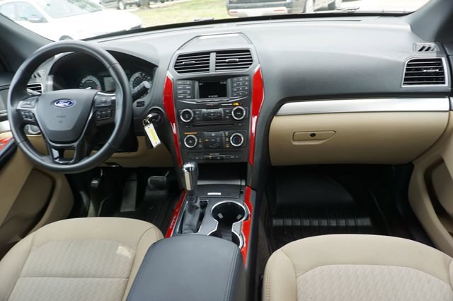 Certified 2017 Ford Explorer FWD image 6