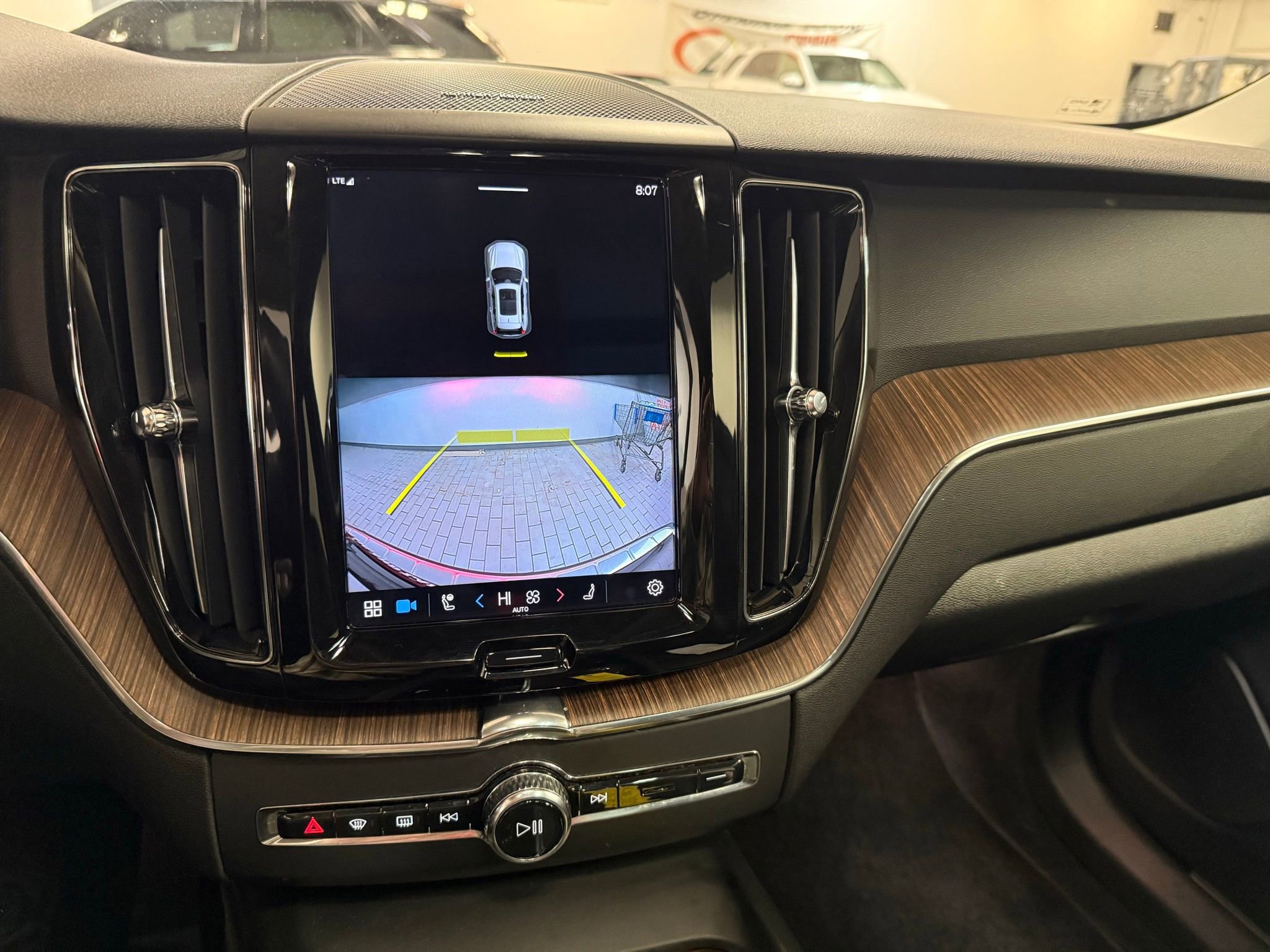 Used 2022 Volvo XC60 B5 Momentum w/ Climate Package image 42