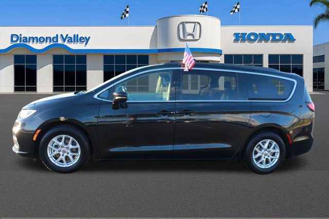 Used 2022 Chrysler Pacifica Touring-L image 8