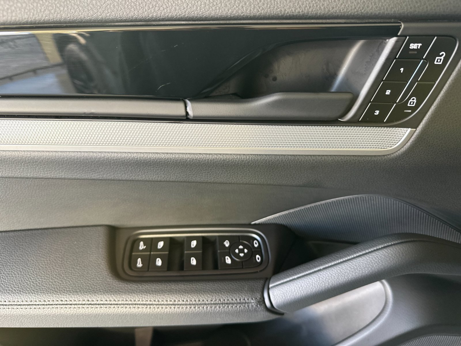 Certified 2025 Porsche Cayenne AWD/4WD image 12