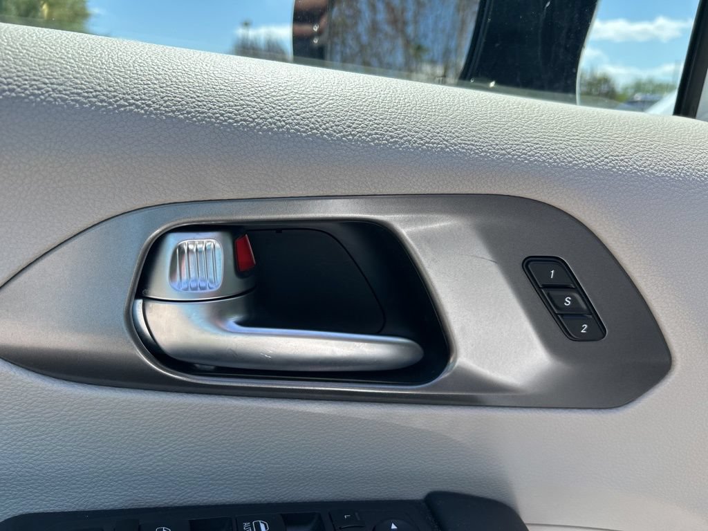 Used 2024 Chrysler Pacifica Limited FWD image 18