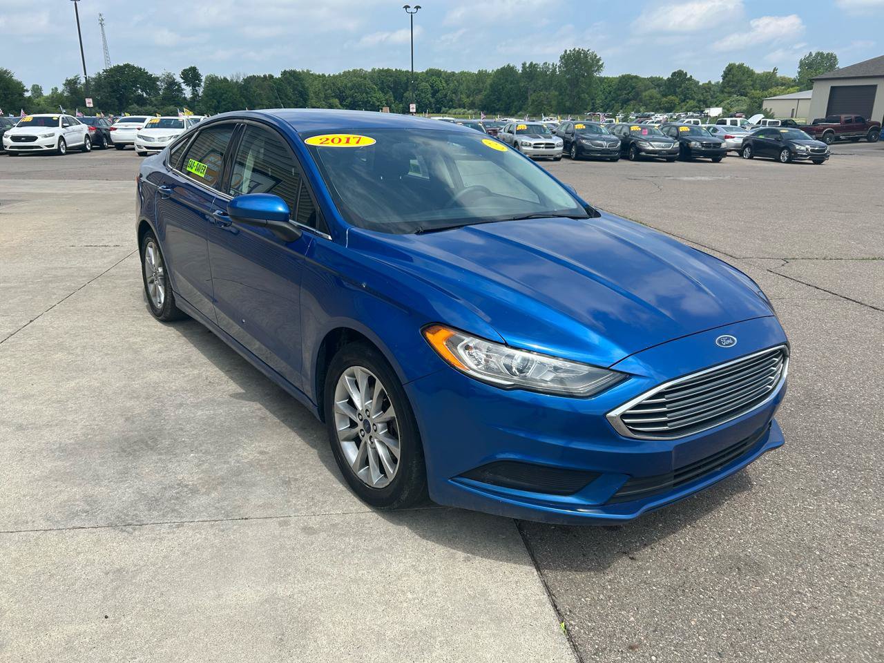 Used 2017 Ford Fusion SE w/ Fusion SE Technology Package FWD image 3