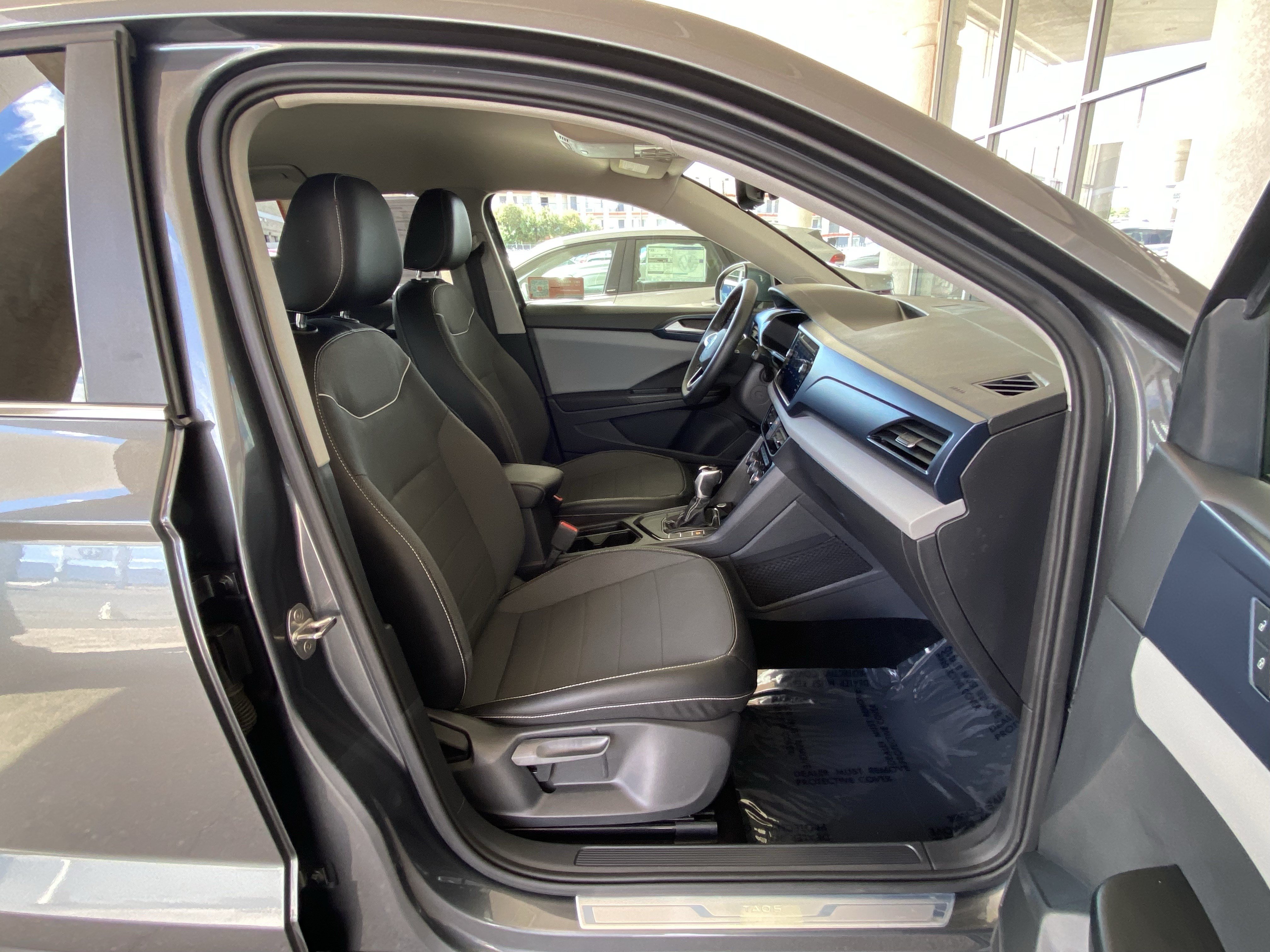 Certified 2023 Volkswagen Taos SE FWD image 39