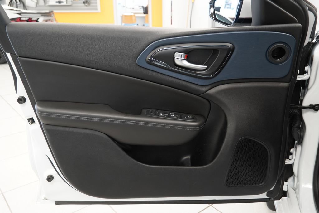 Used 2015 Chrysler 200 S w/ Comfort Group image 16