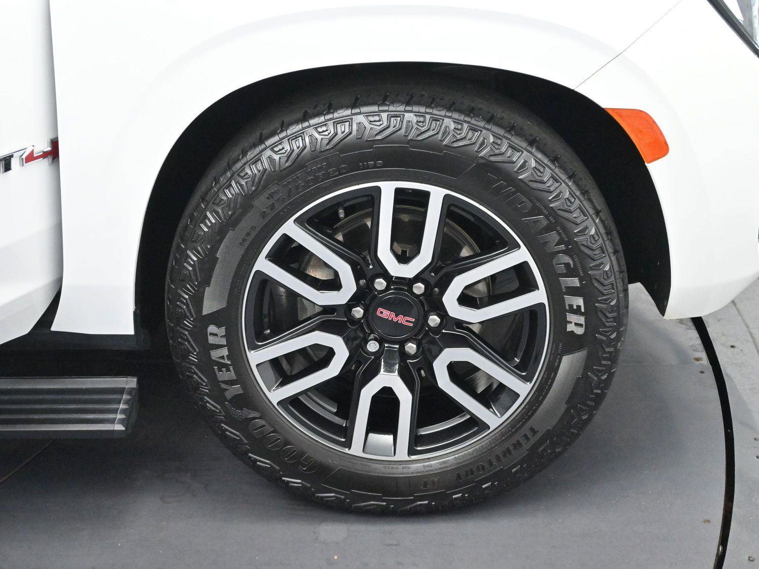 Used 2023 GMC Yukon XL AT4 w/ AT4 Premium Plus Package AWD/4WD image 39