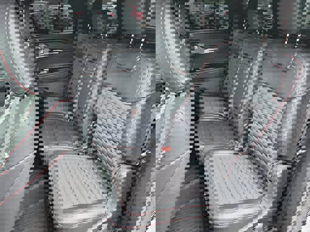 Used 2025 Ford Explorer ST-Line w/ ST-Line Street Pack image 8