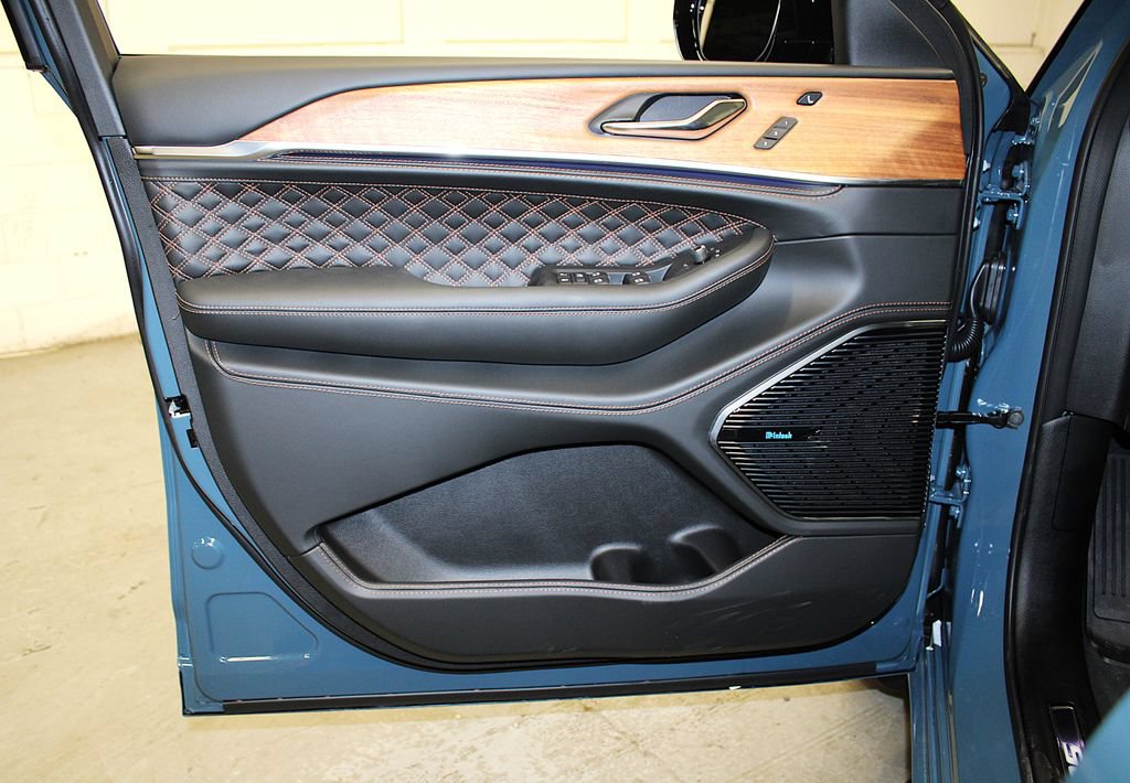 New 2026 Jeep Grand Cherokee Summit w/ MOPAR Finishing Package AWD/4WD image 28