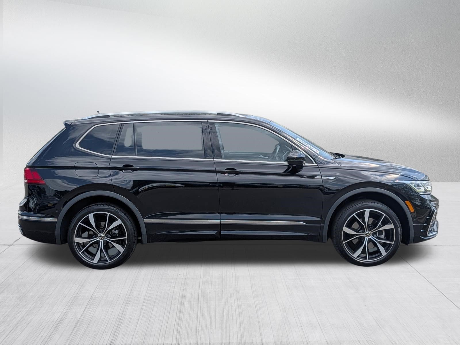 Used 2023 Volkswagen Tiguan SEL R-Line AWD/4WD image 8