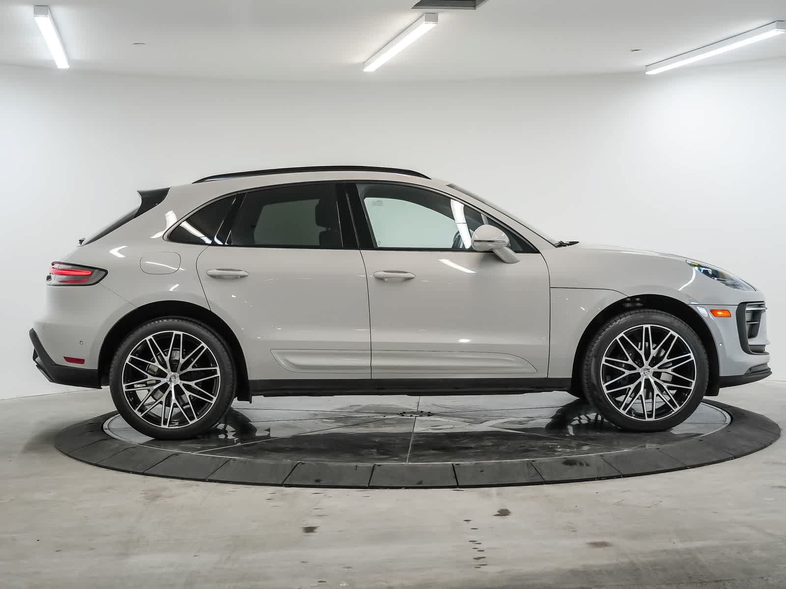 Certified 2023 Porsche Macan AWD/4WD image 8
