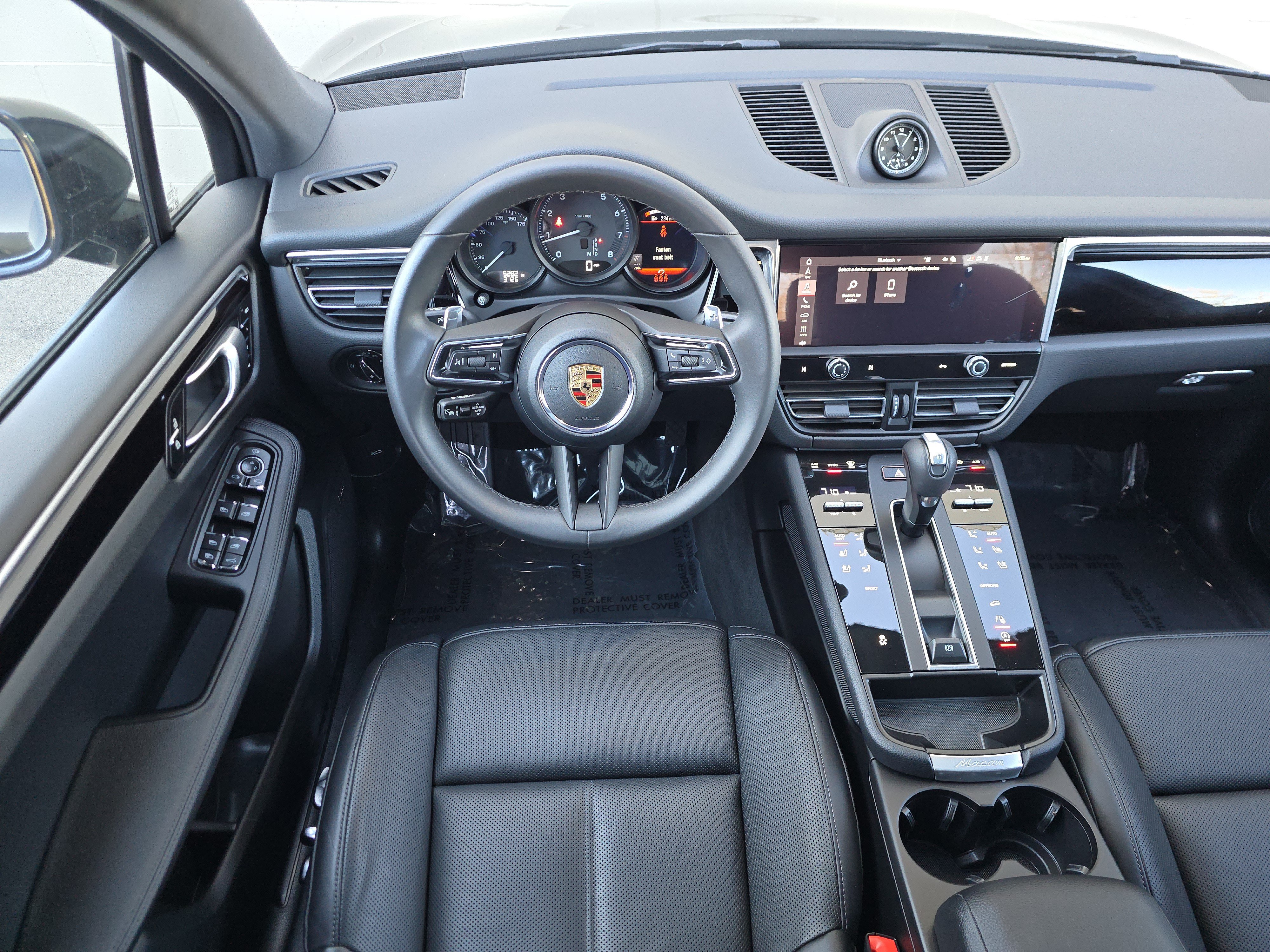 Certified 2025 Porsche Macan AWD/4WD image 17