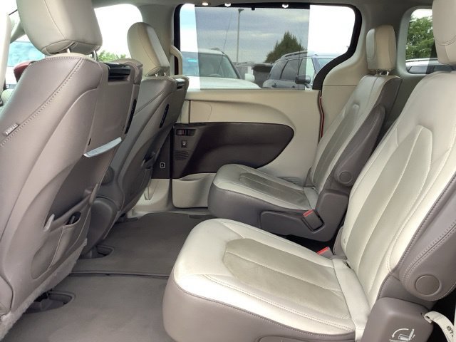 Used 2018 Chrysler Pacifica Touring-L Plus FWD image 17