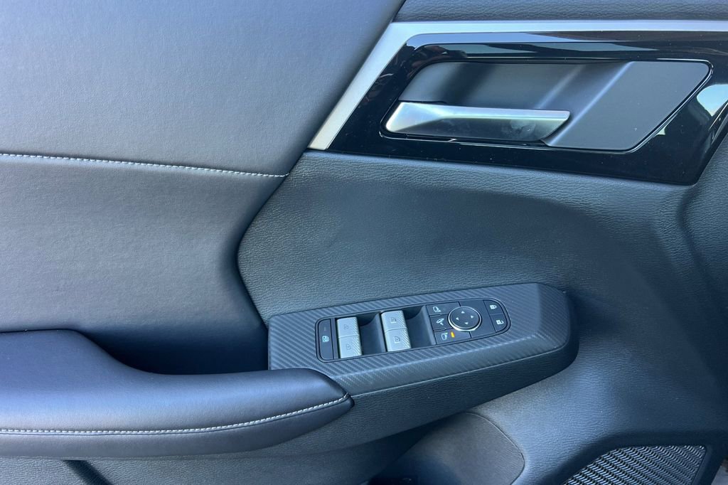 New 2025 Mitsubishi Outlander SE image 12