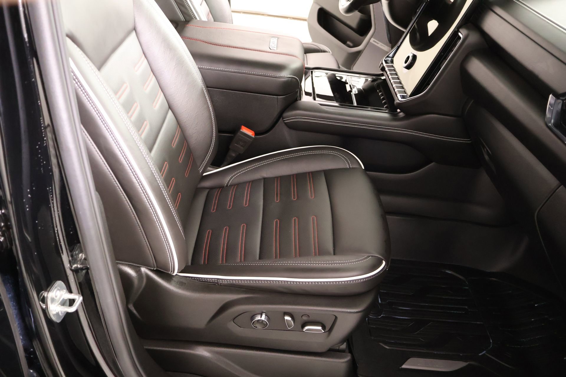 Used 2025 GMC Yukon AT4 Ultimate w/ LPO, Floor Liner Package AWD/4WD image 14