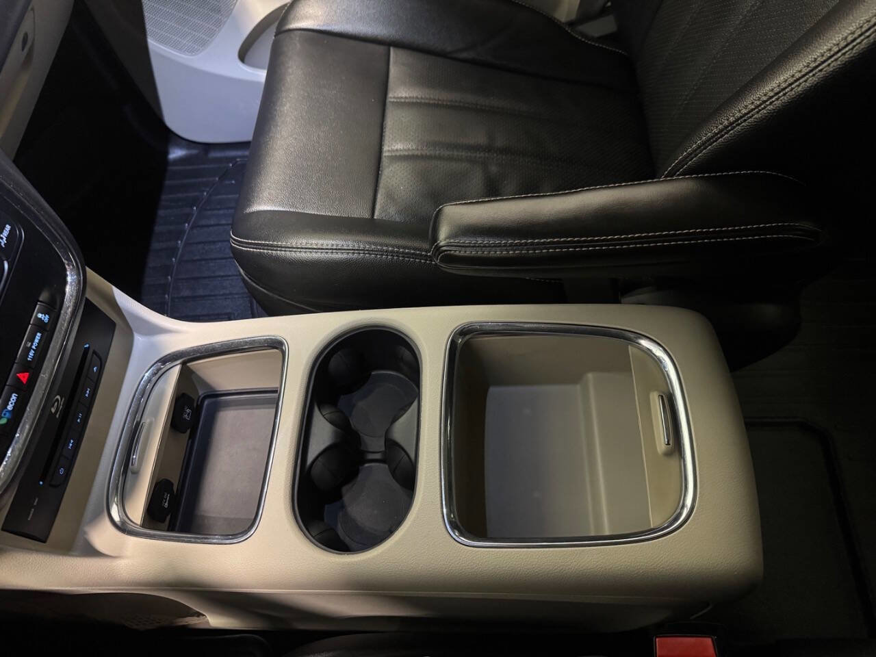 Used 2015 Chrysler Town & Country Touring-L w/ Driver Convenience Group image 40