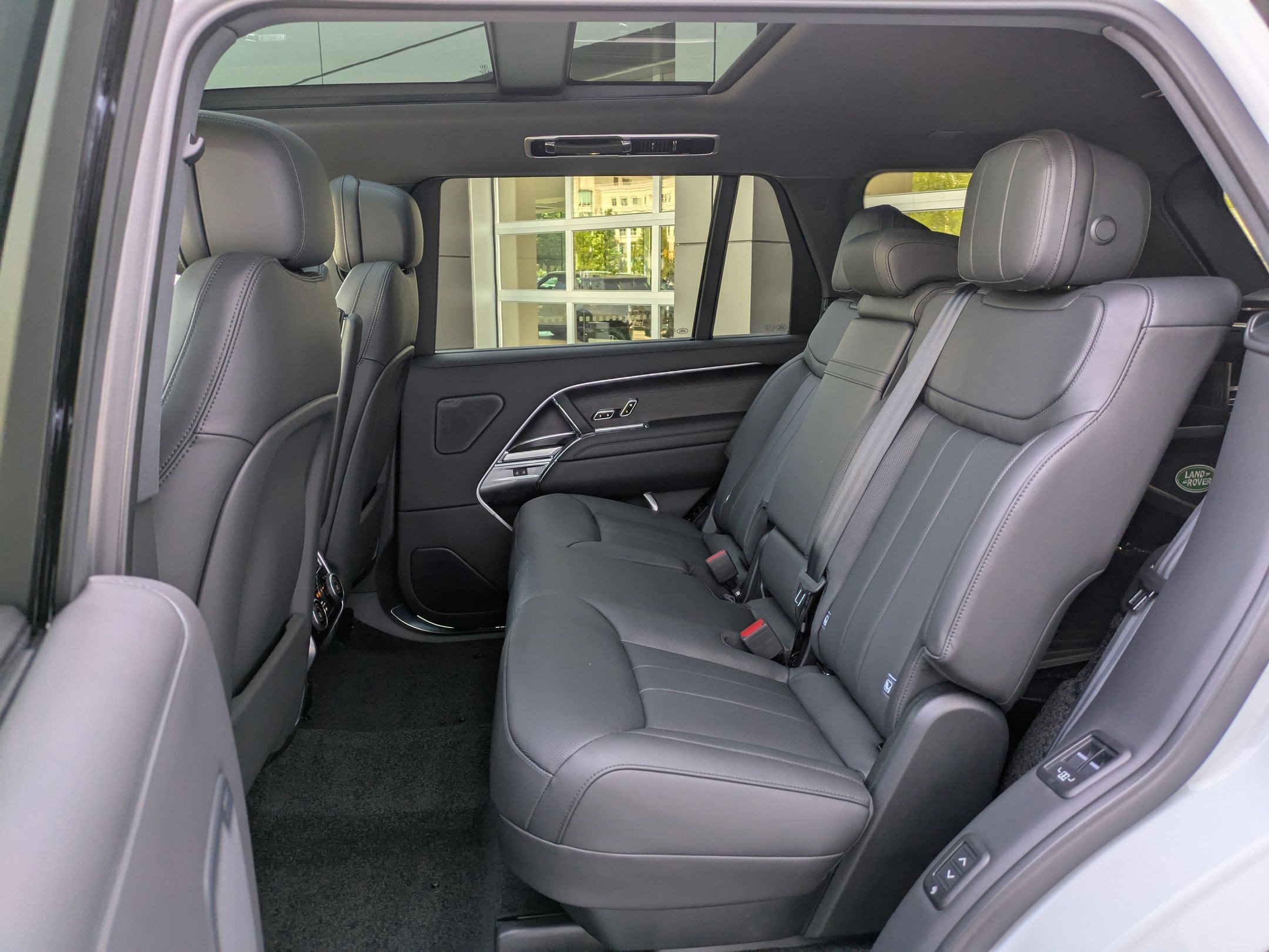 New 2025 Land Rover Range Rover Long Wheelbase SE image 27